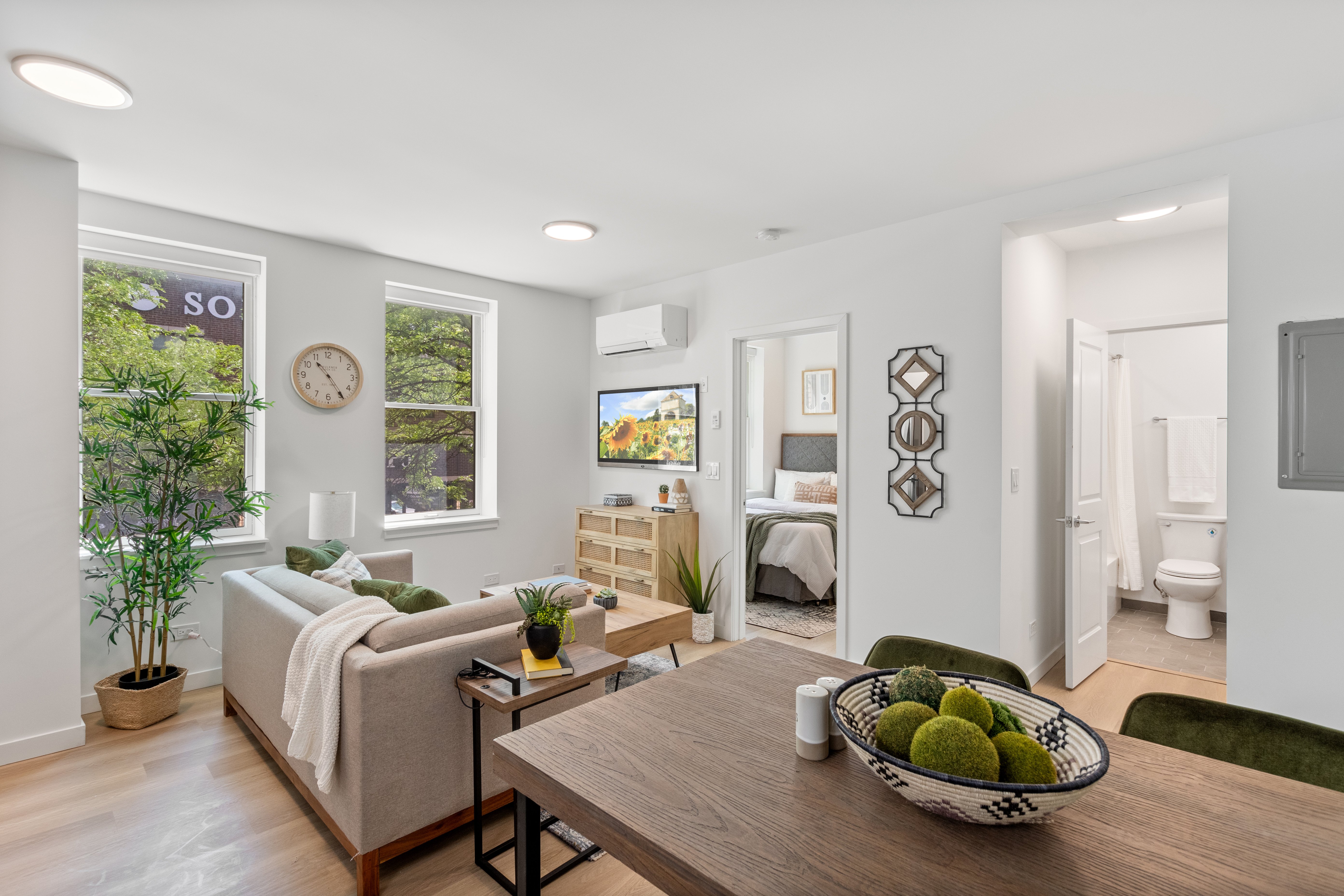 1650 W. Roscoe St. 1650 W. Roscoe St., Chicago, IL 60657 - Leasing by Cross Street